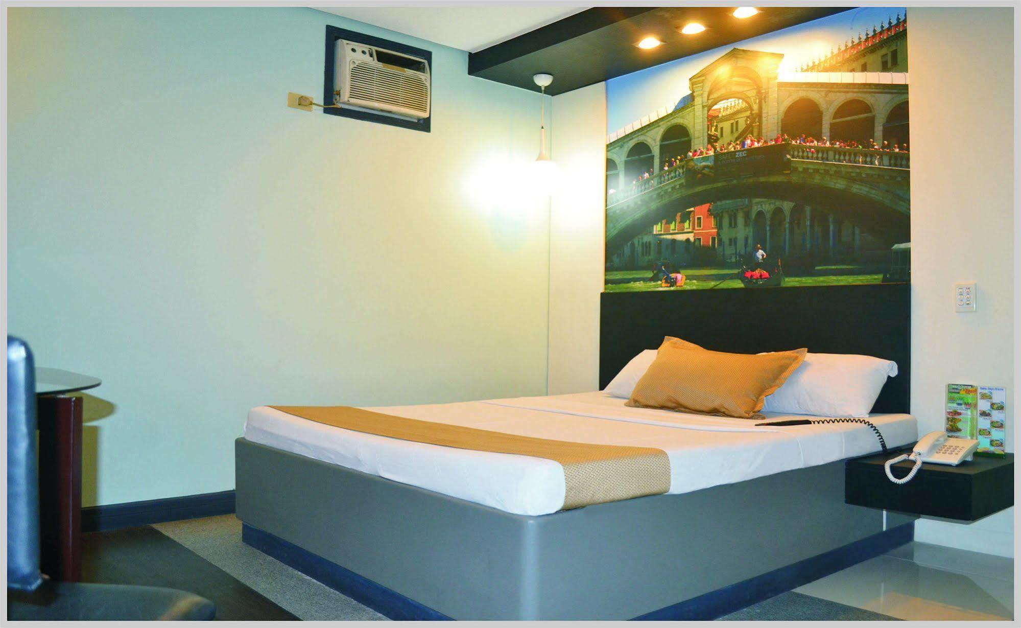 Hotel Dreamworld Araneta Cubao Екстер'єр фото